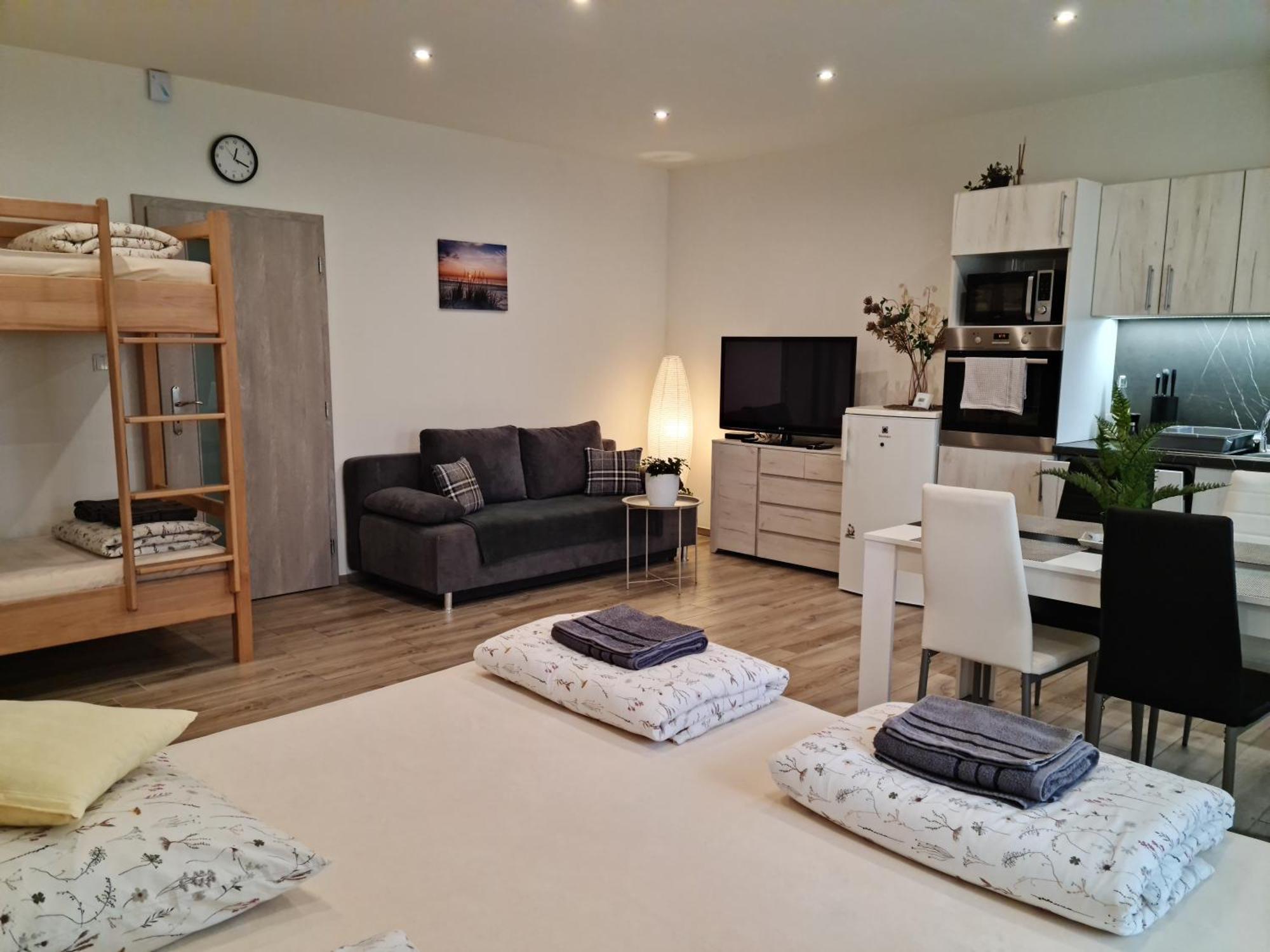 Apartmany Zirec ดวูร์กราโลเว นัด ลาเบม ภายนอก รูปภาพ