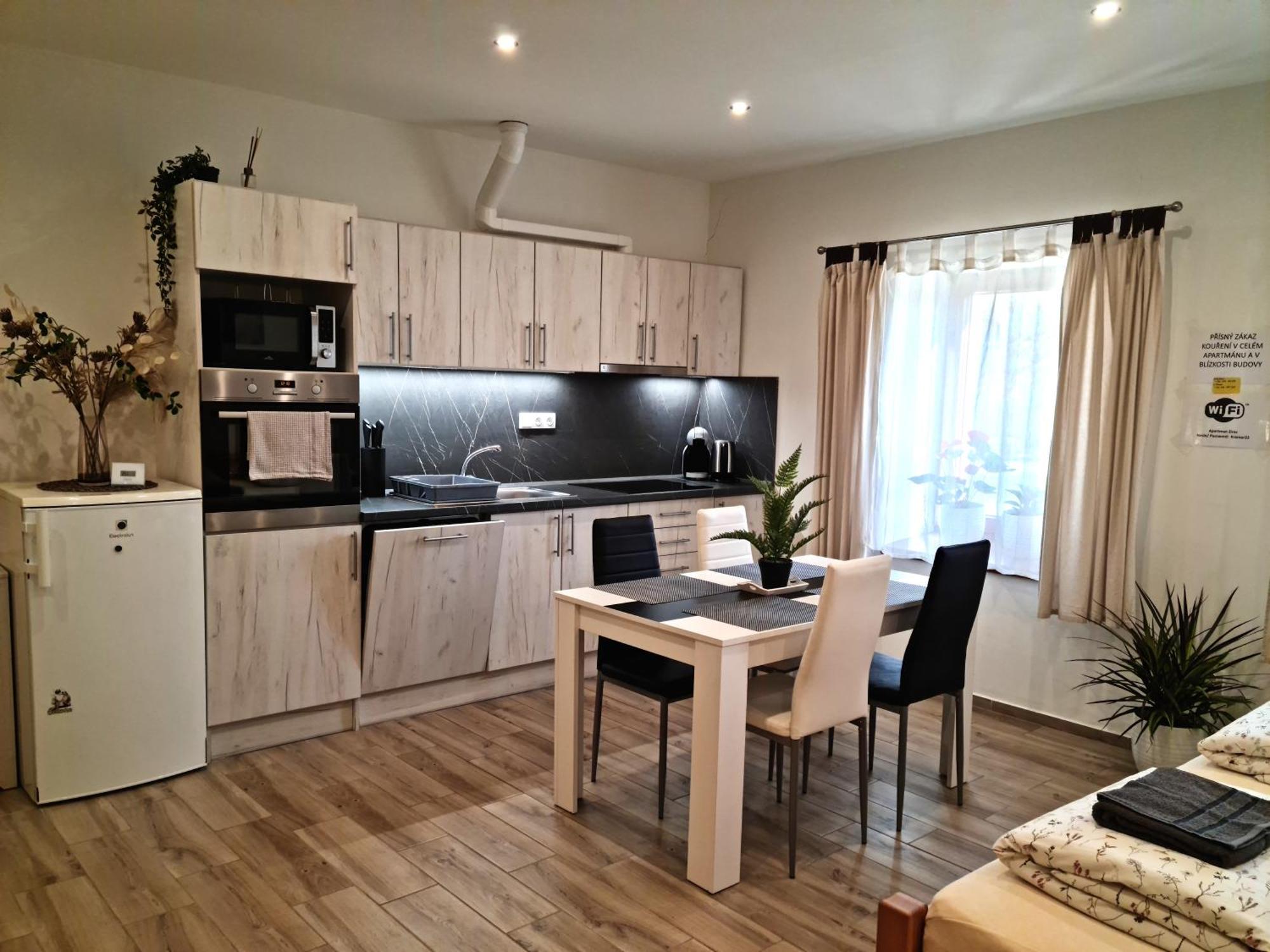 Apartmany Zirec ดวูร์กราโลเว นัด ลาเบม ภายนอก รูปภาพ