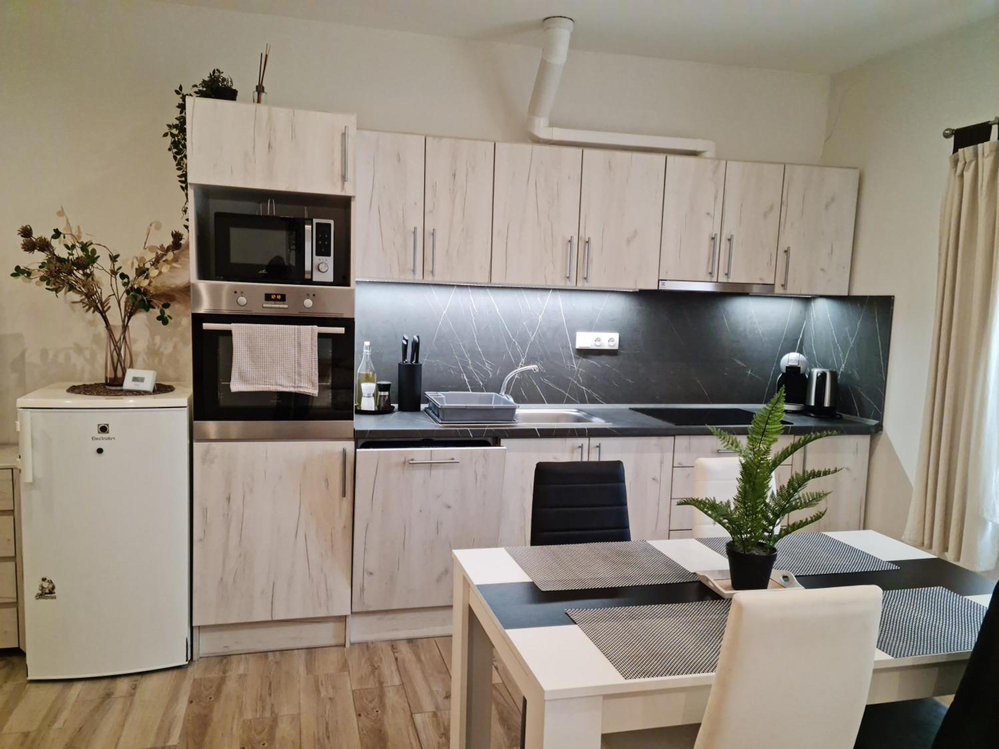 Apartmany Zirec ดวูร์กราโลเว นัด ลาเบม ภายนอก รูปภาพ